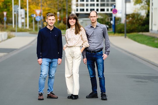Tommy Schmidt, Sina Kämmerling und Patrick Deutschmann auf einem Teamfoto